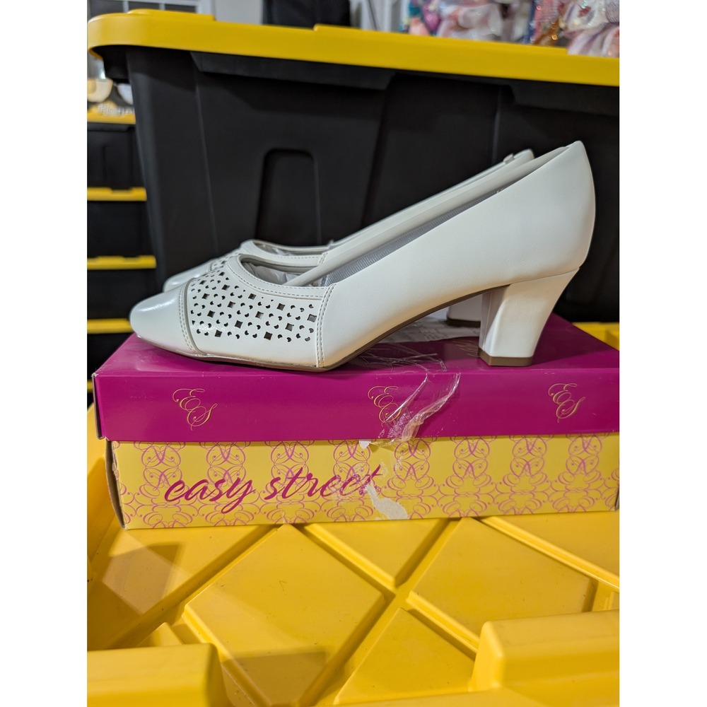 New Easy Street Neva White Perforated Dress Pumps Block Heel Size 8 WW